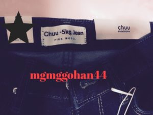 衣服には必ず付いているタグですが、これもまたきちんとジーンズの色と合うような不自然じゃないカラーとなっています。